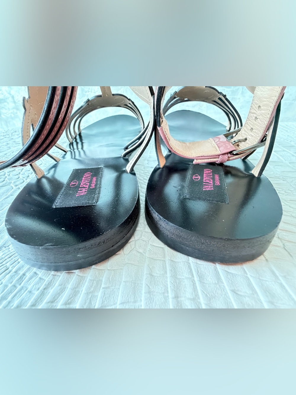 Valentino Garavani Women’s Black and Pink Heart-Strap Sandals Size 40, US 9,5 - Picture 10 of 17
